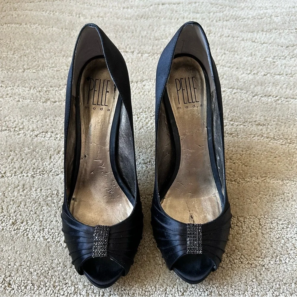 Pelle Moda Lynn Silk Peep Toe Pleated Crystal Platform Heel Pumps Black Size 8.5